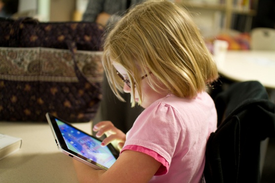 Hälften av svenska treåringarna använder Internet