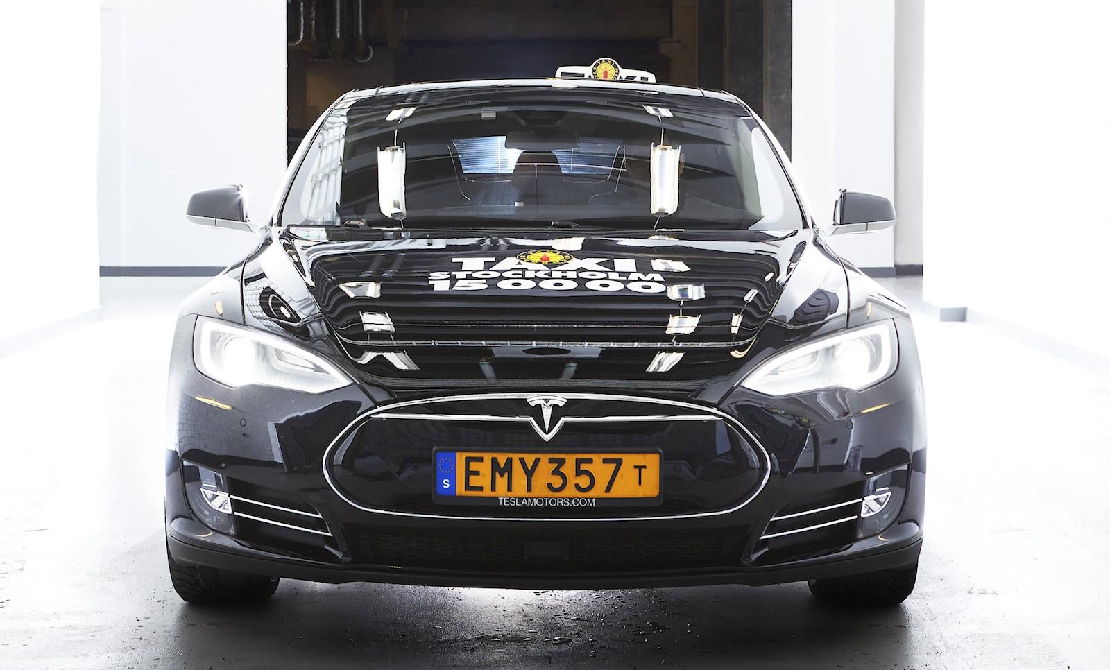Taxi Stockholm köper in Tesla