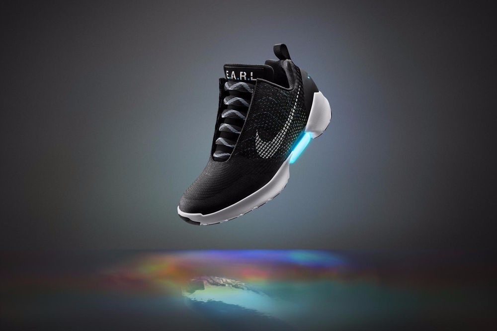 Nike släpper självsnörande skor