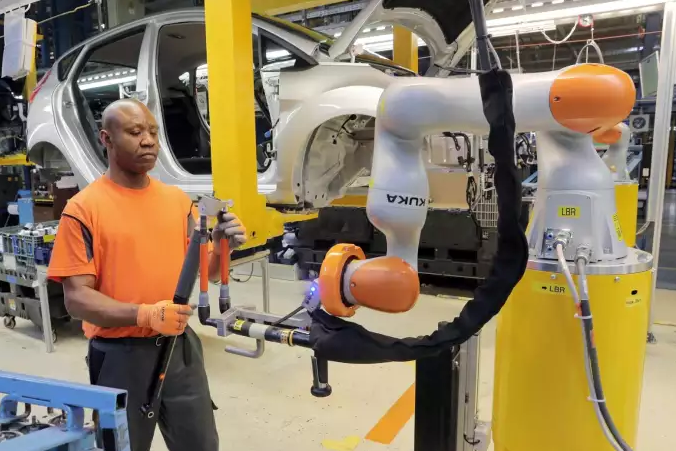 Människor och robotar i samarbete hos Ford