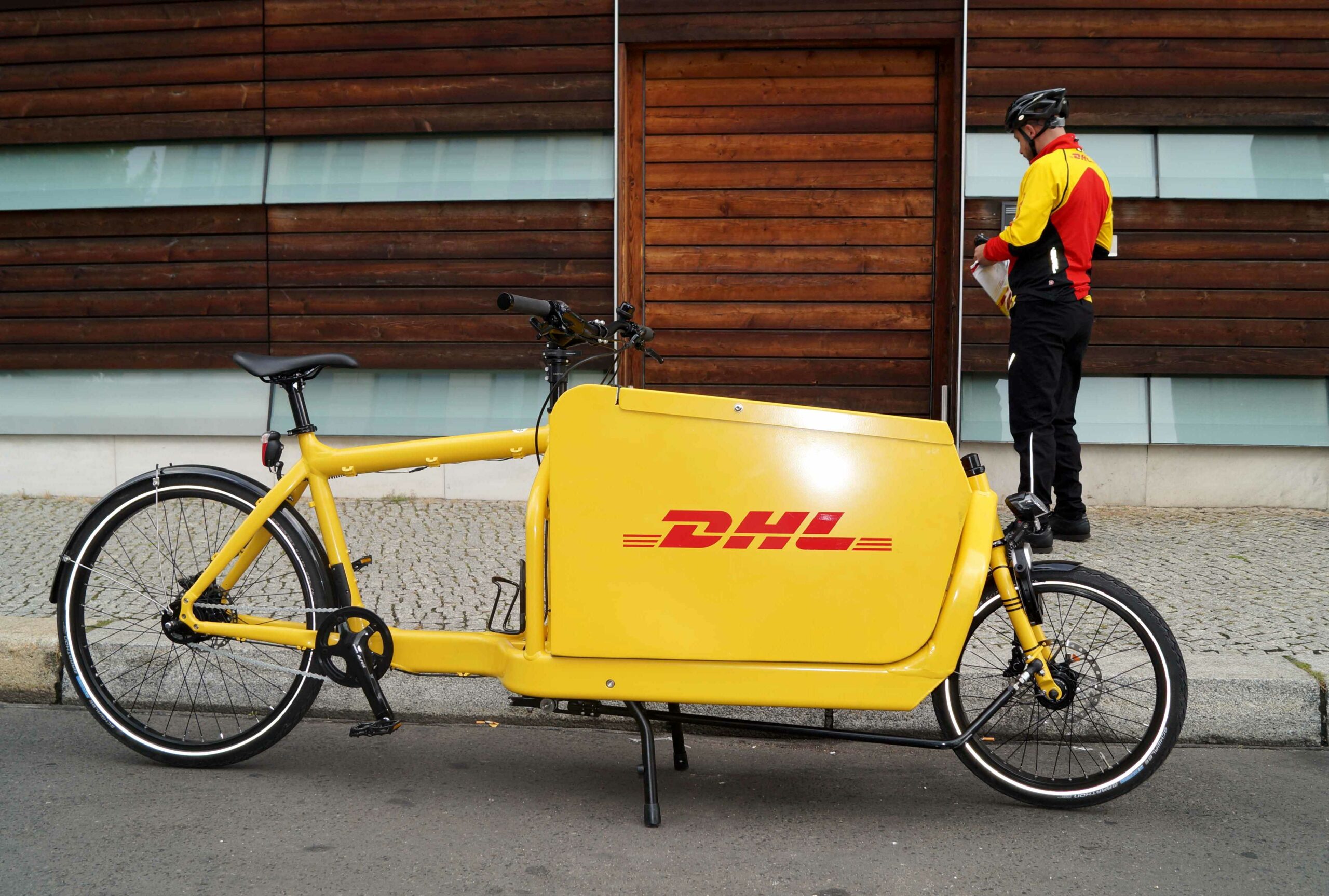DHL levererar med elcykel