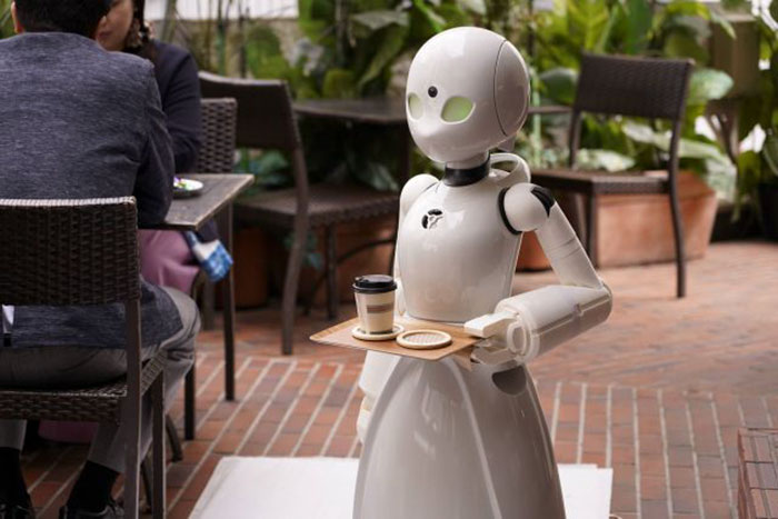 Rörelsehindrade styr robotar på café