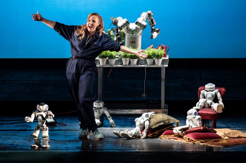 Robotar i opera-föreställning