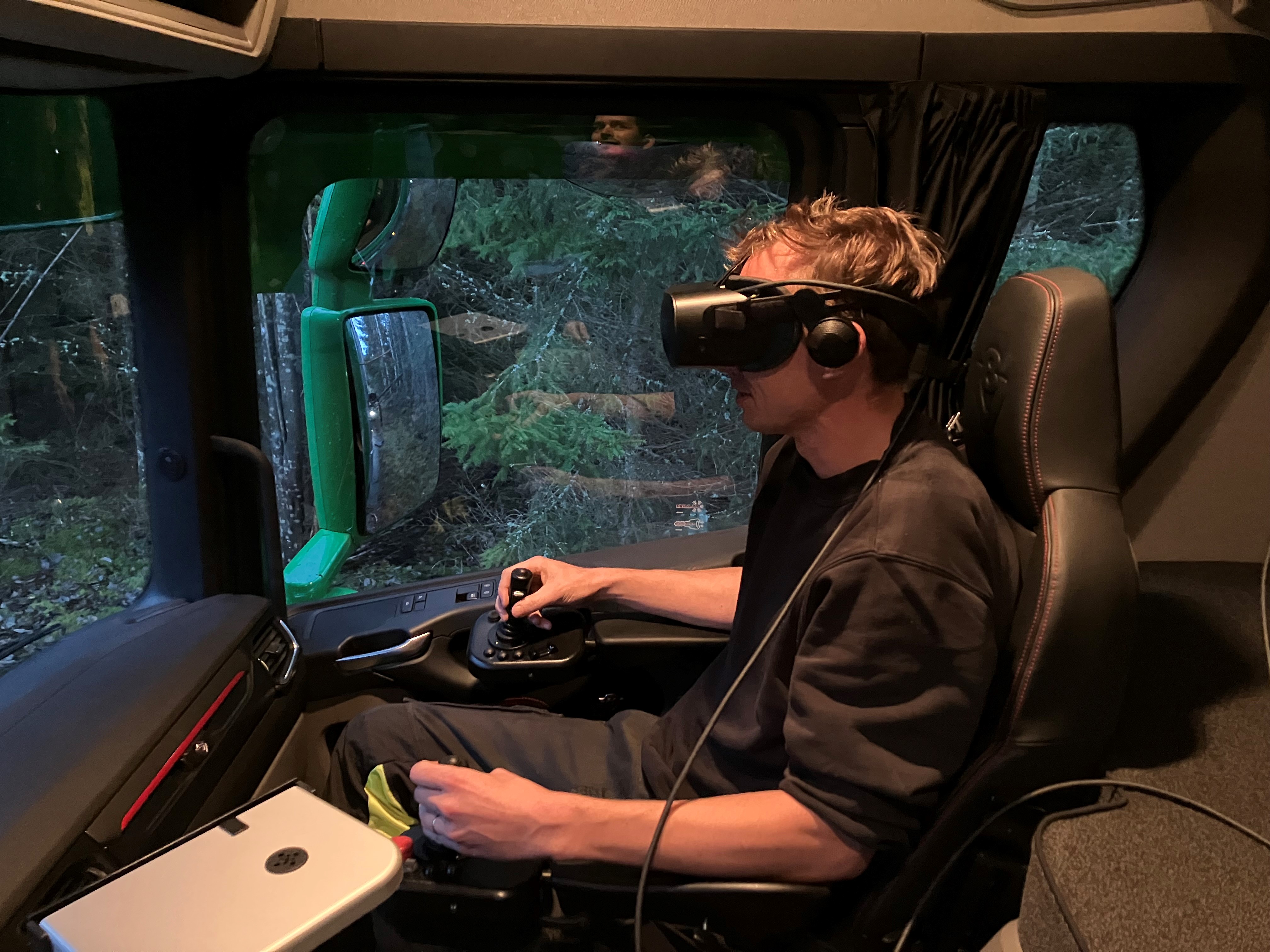Timmerbil styrs med hjälp av VR