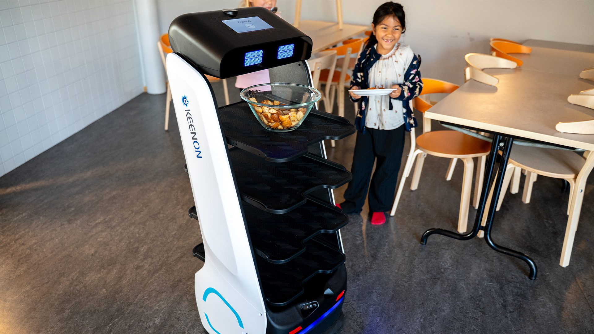 Robot serverar skolmat