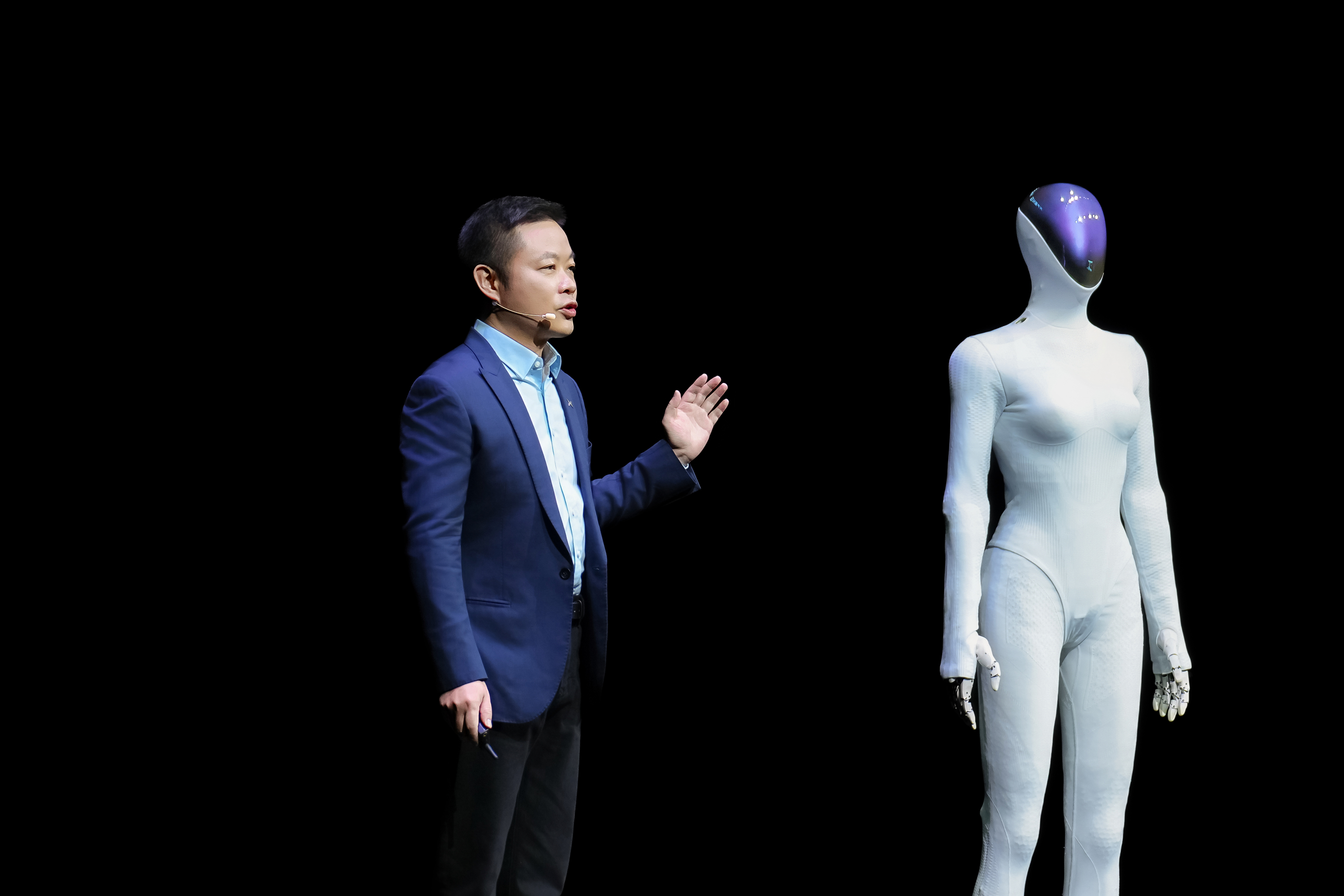 XPENG visar upp flygande bilar, robotaxi och nästa generations humanoidrobot