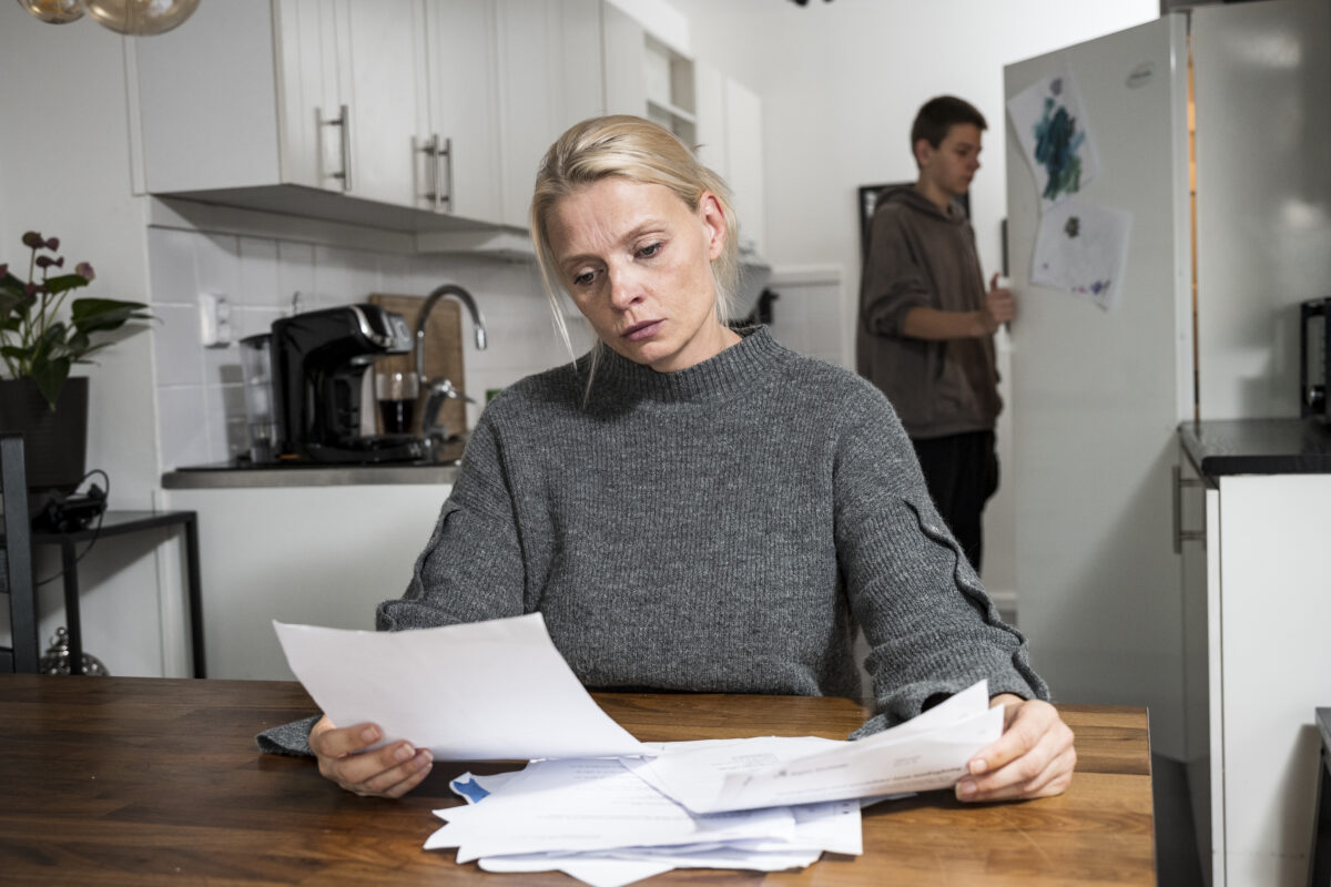 Två av tre ensamstående föräldrar oroliga för sin ekonomi