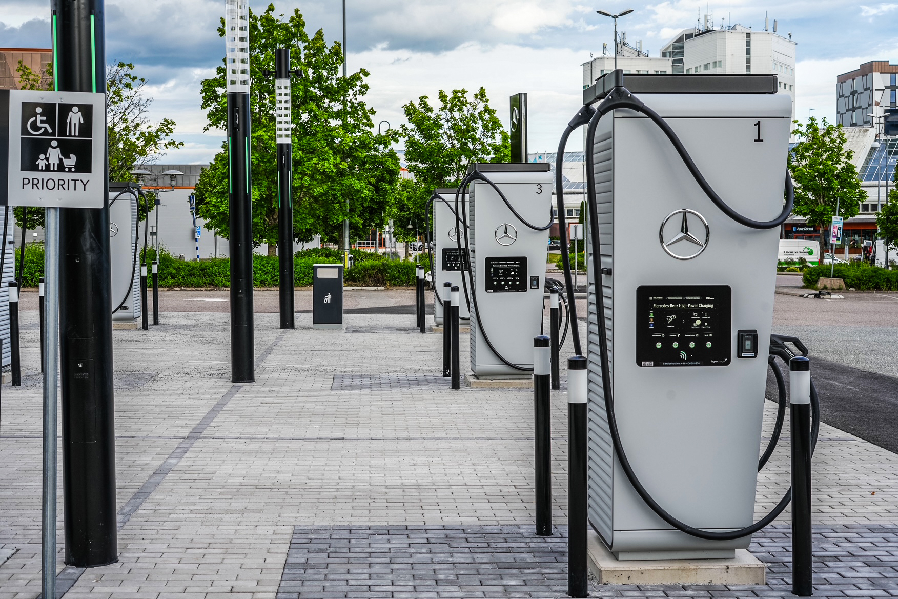 Mercedes-Benz öppnar sin första egna laddstation i Sverige