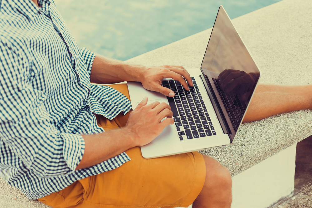 Var fjärde akademiker stänger av jobbet på semestern